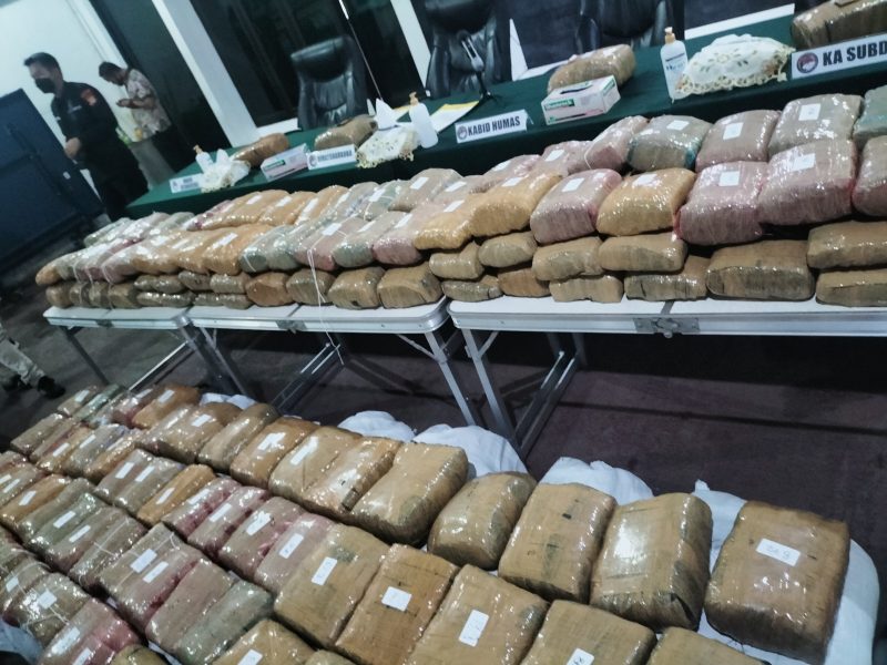 Ratusan Kilo Ganja Siap Edar Digagalkan, Polisi Tangkap Delapan Tersangka di Dua TKP, Satu Diantaranya Ditembak 1 Ratusan Kilo Ganja Siap Edar Digagalkan, Polisi Tangkap Delapan Tersangka di Dua TKP, Satu Diantaranya Ditembak | Pristiwa News | Pristiwa.com