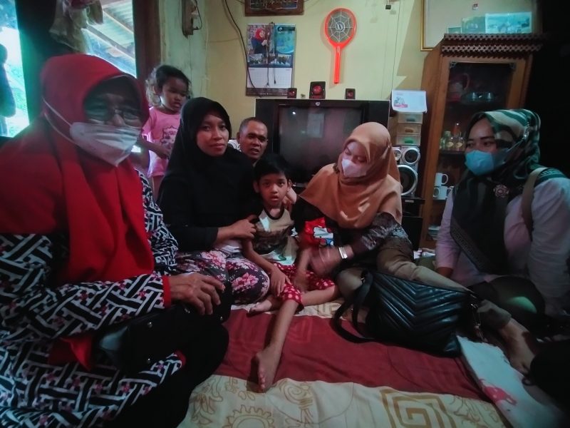 Aksi Sosial Ketua TP PKK Cisoka Jenguk Warga yang Mengalami Kelumpuhan 2 Aksi Sosial Ketua TP PKK Cisoka Jenguk Warga yang Mengalami Kelumpuhan | Pristiwa News | Pristiwa.com