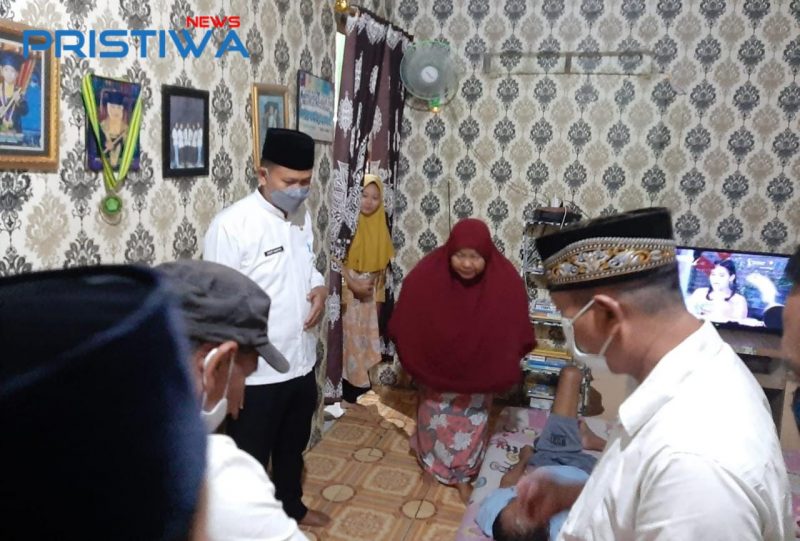 Camat Cisoka Jenguk Dan Sampaikan Bantuan Pada Janari Warga Desa Jengjing Yang Sedang Sakit 2 Camat Cisoka Jenguk Dan Sampaikan Bantuan Pada Janari Warga Desa Jengjing Yang Sedang Sakit | Pristiwa News | Pristiwa.com