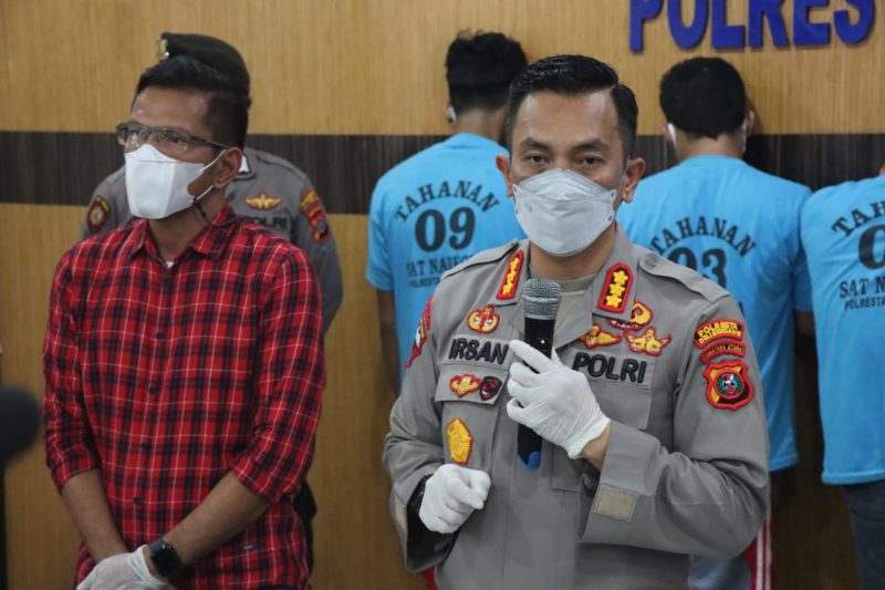 Kapolresta Deli serdang Pimpin Press Release Pengungkapan Gerebek Kampung Narkoba (GKN) di wilayah Kec. Biru - Biru 1 Kapolresta Deli serdang Pimpin Press Release Pengungkapan Gerebek Kampung Narkoba (GKN) di wilayah Kec. Biru - Biru | Pristiwa News | Pristiwa.com
