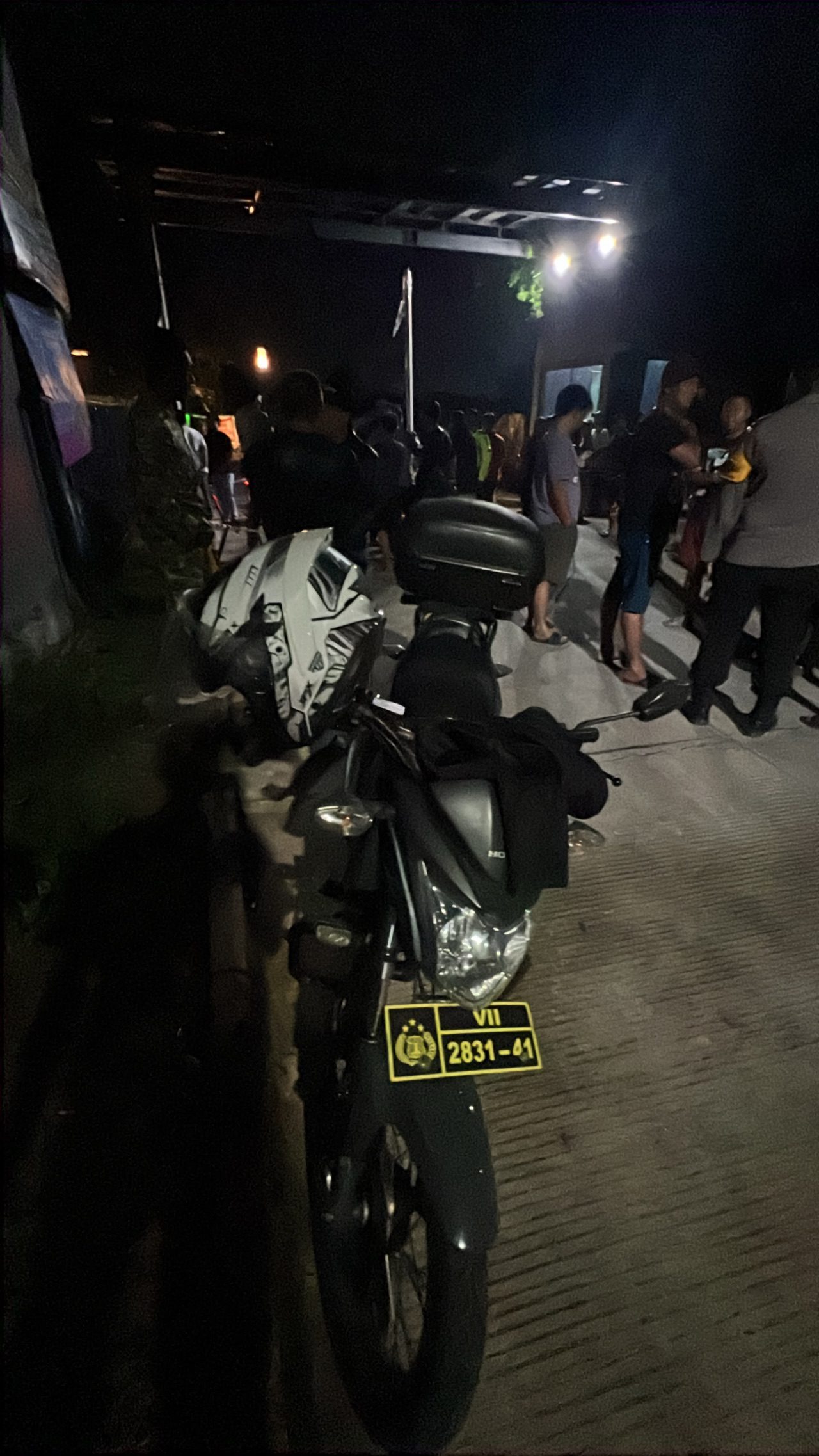 Motor unit polisi berplat kuning di lokasi kericuhan portal Vila Rizki Insaani - polisi dan babinsa hadir melerai ketegangan